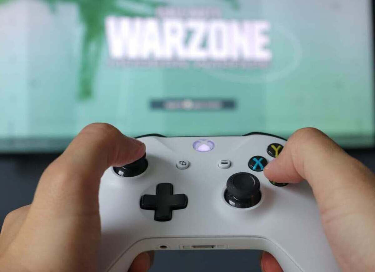 Press the Xbox button on the console to turn it on.
Press and hold the small sync button on the front of the console until the Xbox logo starts flashing.